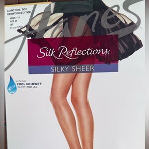 Hanes Silk Reflections Sheer Pantyhose - Nude